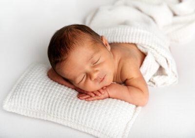 B&eacute;b&eacute; seul en s&eacute;ance naissance &ndash; photographe St Astier