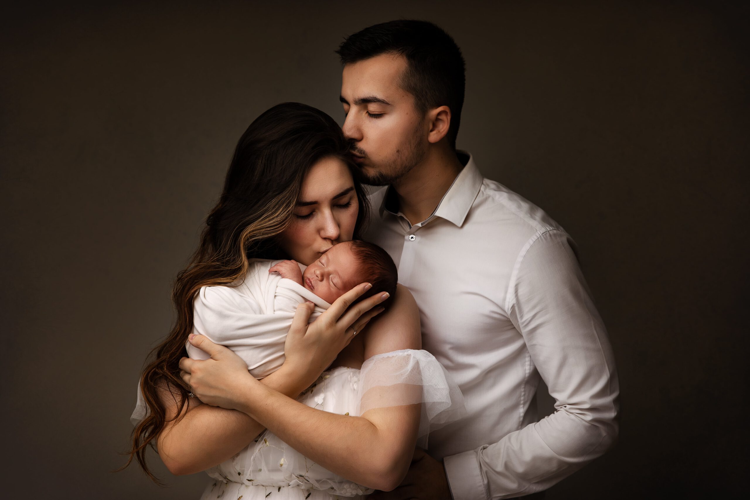 Parents avec leur nouveau-n&eacute; &ndash; photographe naissance Bergerac