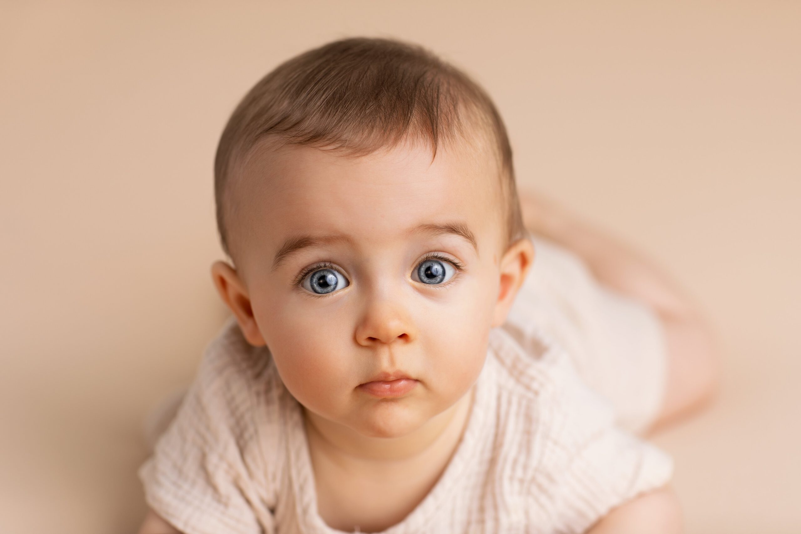 B&eacute;b&eacute; de 3 mois allong&eacute; sur fond beige &ndash; photographe Sourzac