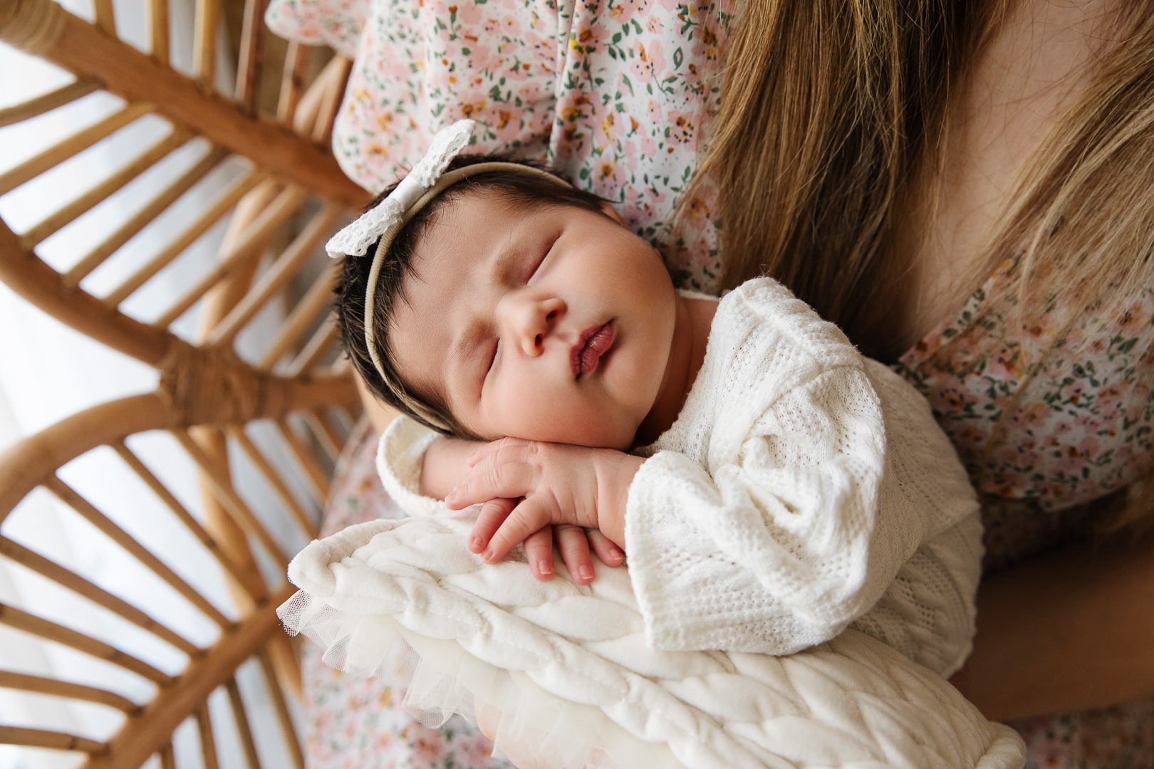 Petite fille sur sa maman &ndash; photographe famille P&eacute;rigueux
