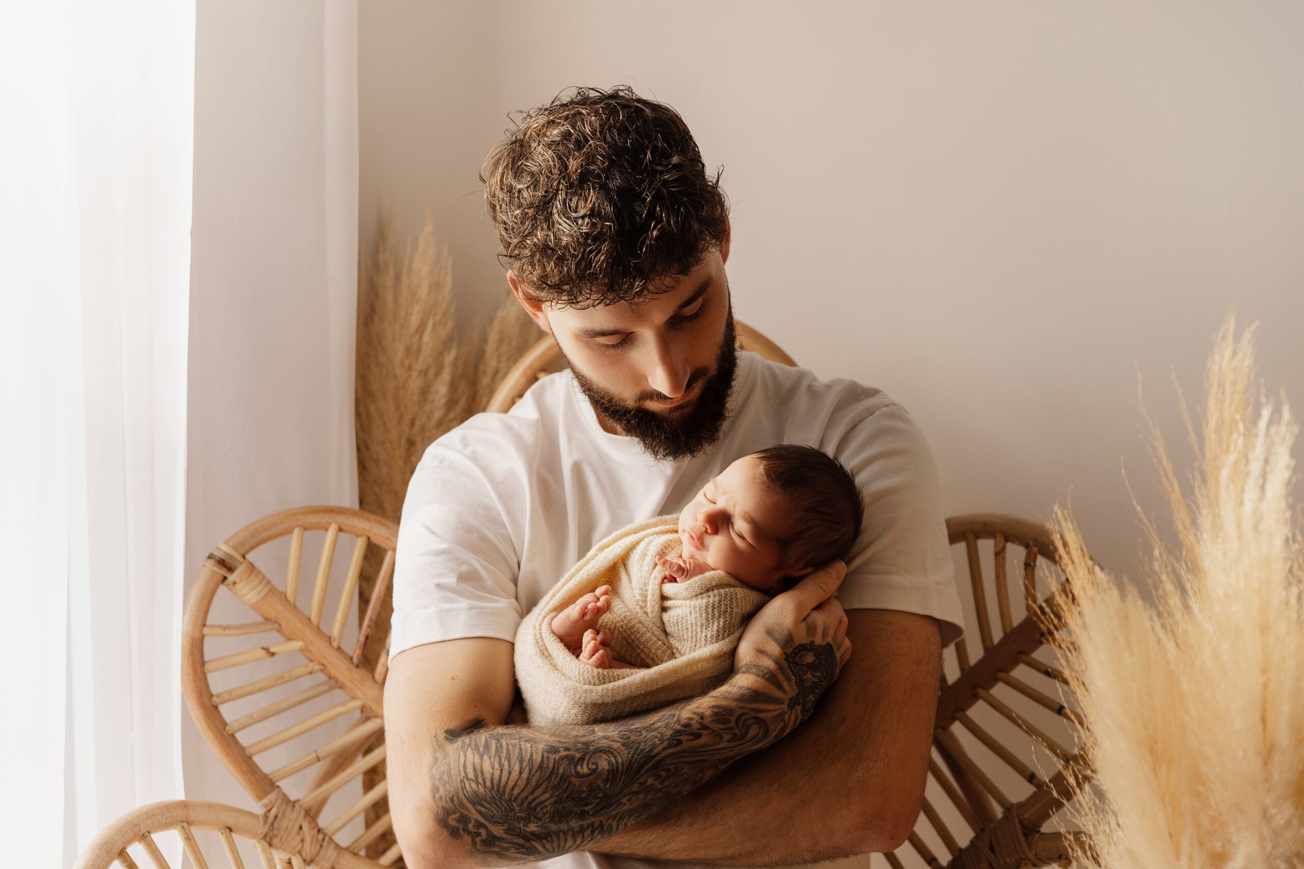 Nouveau-n&eacute; avec son papa &ndash; photographe naissance P&eacute;rigueux