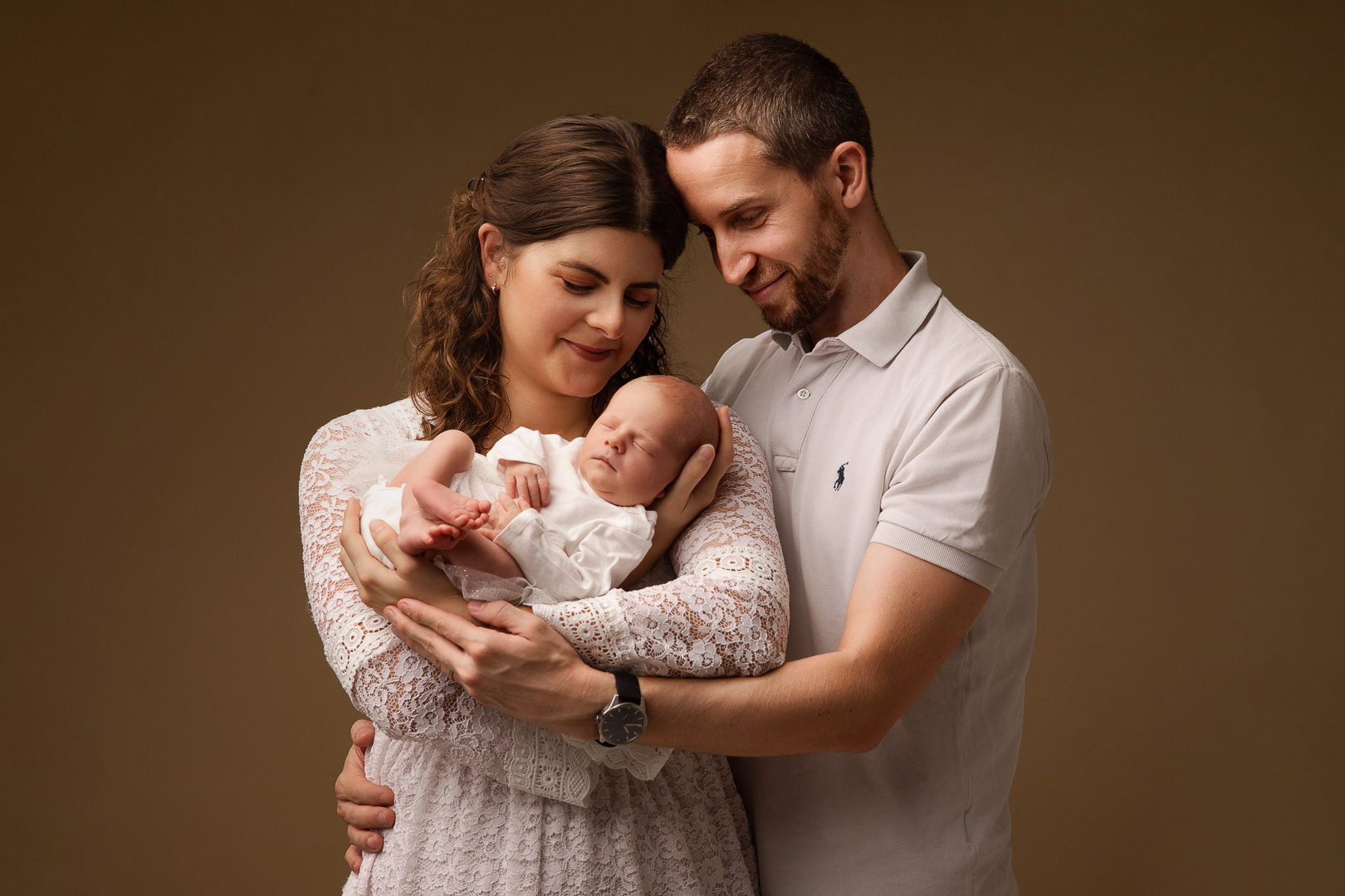 Couple tenant leur nouveau-n&eacute; en studio &ndash; photographe naissance Bergerac