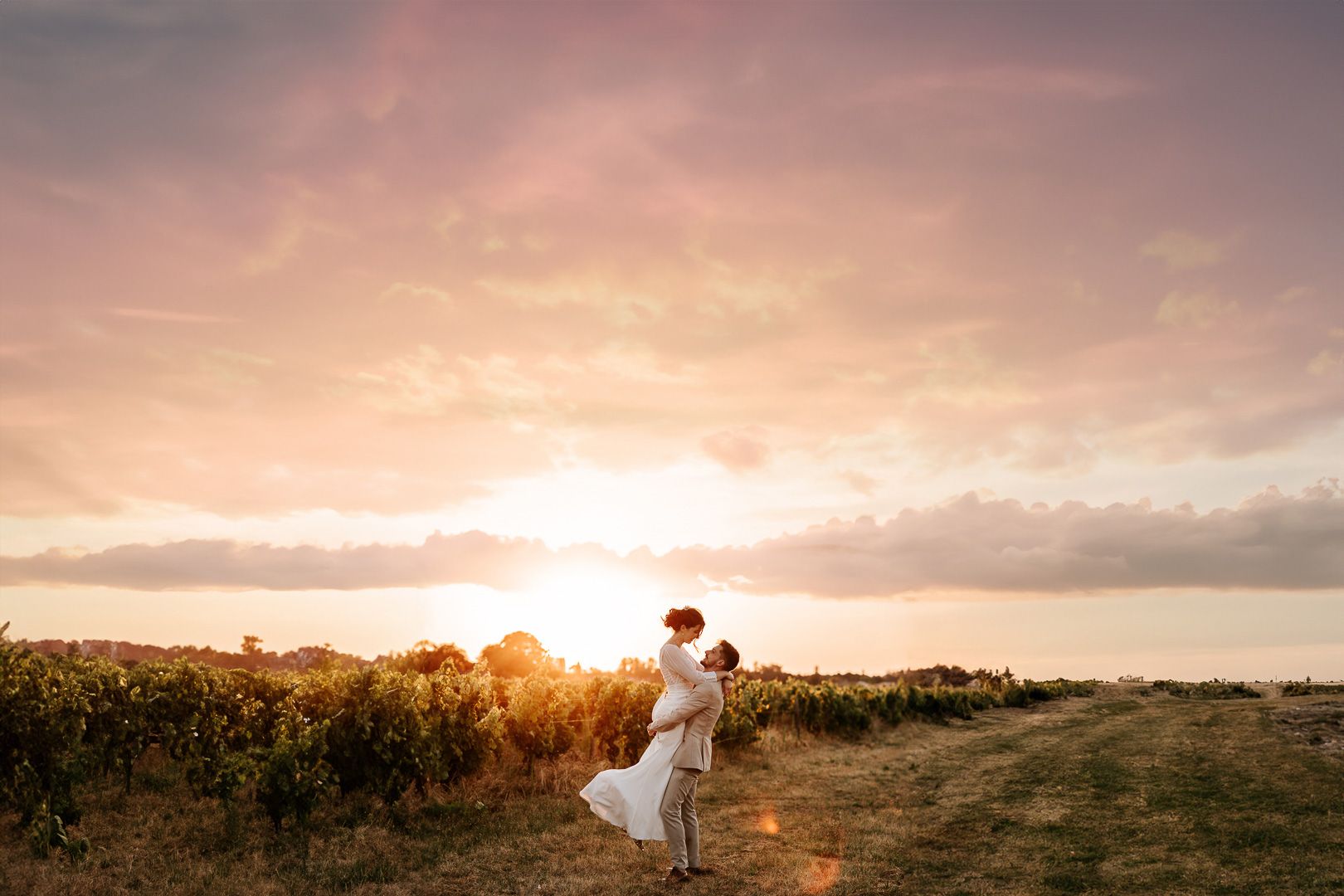Couple de mari&eacute;s lors d&rsquo;une s&eacute;ance photo de mariage &agrave; P&eacute;rigueux &ndash; Photographe mariage Dordogne