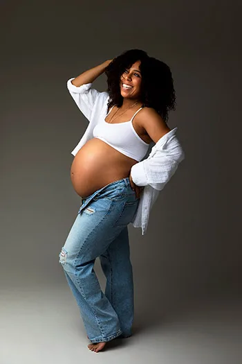 Photographe grossesse Périgueux – Maman en jean et chemise Femme enceinte en jean et chemise – séance photo grossesse par photographe à Périgueux