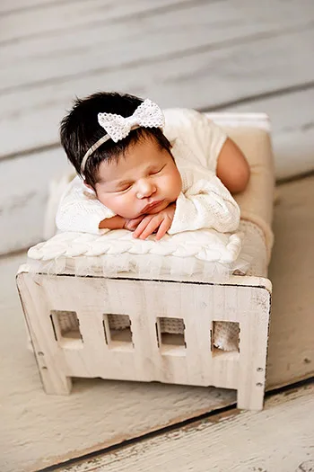 Photographe naissance Mussidan – Bébé dans lit blanc Bébé dans un lit blanc – séance photo naissance par photographe à Mussidan