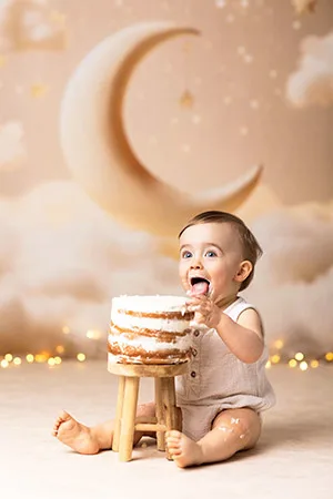 Photographe Smash the Cake Périgueux – Séance anniversaire bébé en studio Bébé célébrant son anniversaire lors d’une séance Smash the Cake en studio à Périgueux par photographe